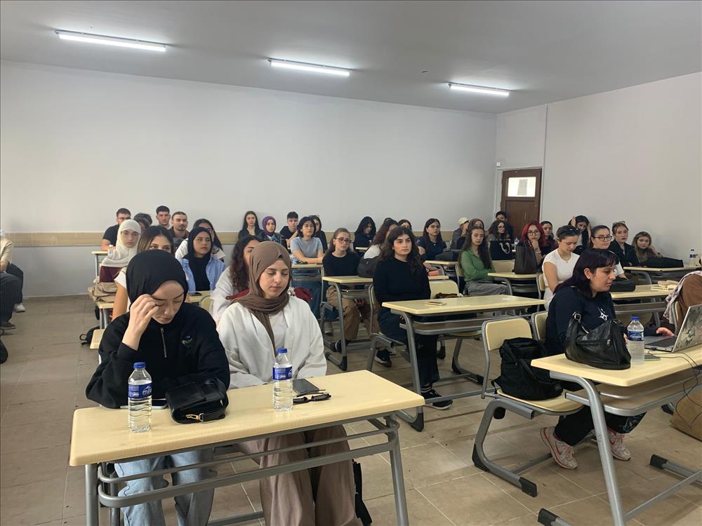 Yeni Medya ve İletişim Bölümü 1. Sınıf Öğrencilerine Oryantasyon Programı Düzenlendi 